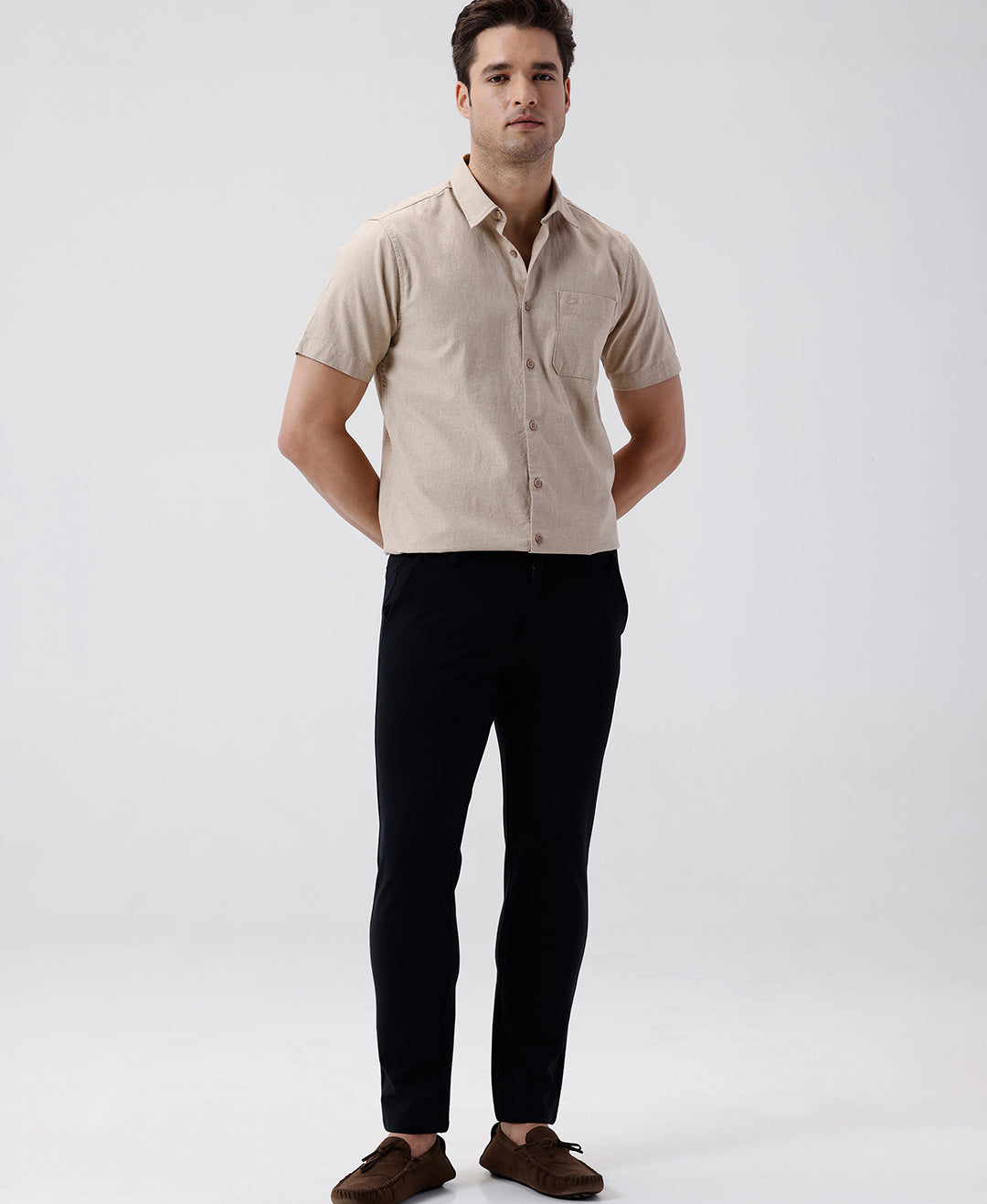 Man wearing a beige melange shirt solid beige on a light gray background