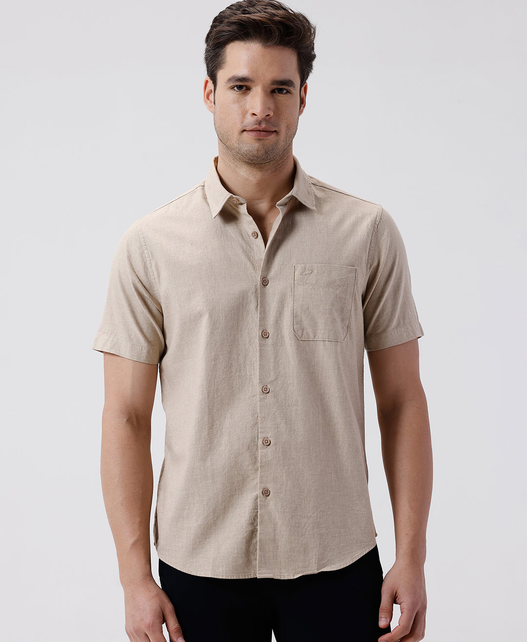 Man wearing a beige melange shirt solid beige on a light gray background