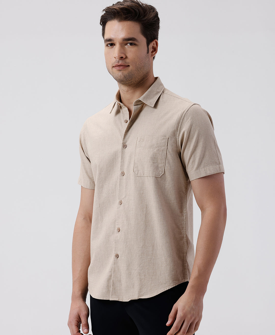 Man wearing a beige melange shirt solid beige on a light gray background